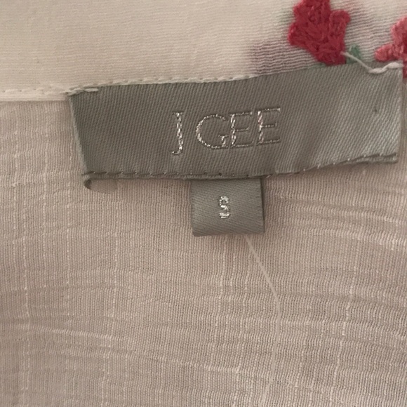 Chic White Floral Maxi Dress - Picture 6 of 7